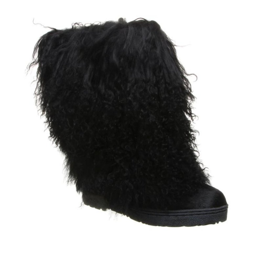 New Bearpaw boetis black boots with lots of long fur